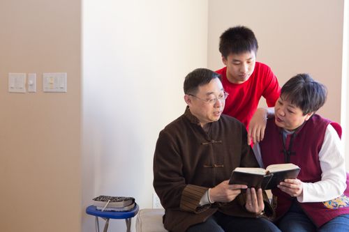 roditelji čitaju Sveta pisma sa sinom