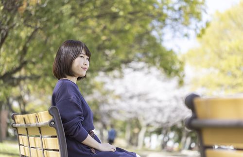 une femme assise sur un banc