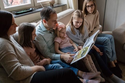 Familie der læser sammen