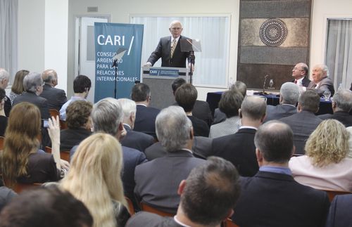 옥스 장로가 아르헨티나 외교자문회(CARI)에서 말씀하고 있다.