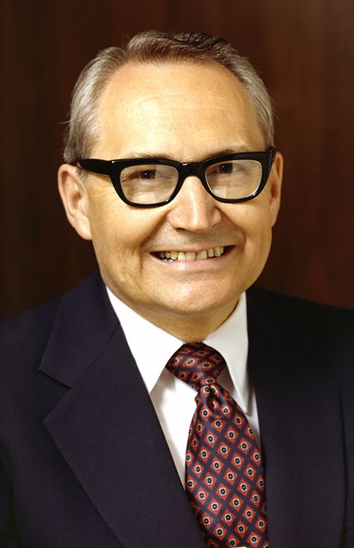 Elder L.<nb/>Tom Perry