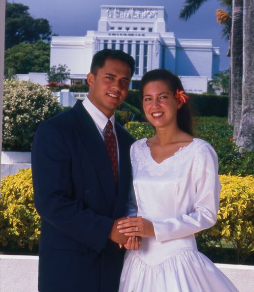 couple with Laie Hawaii Temple in background