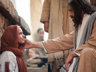 Jesus cura a mulher com fluxo de sangue