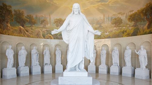 a statue of Christ