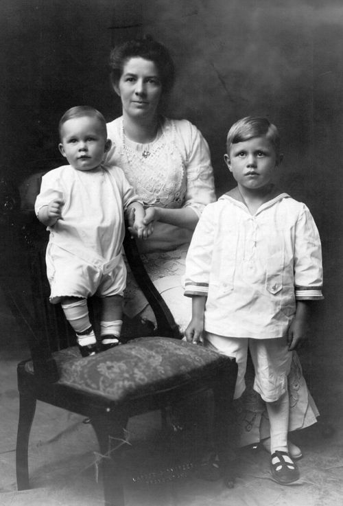 Jennie Brimhall Knight con sus hijos Philip y Richard