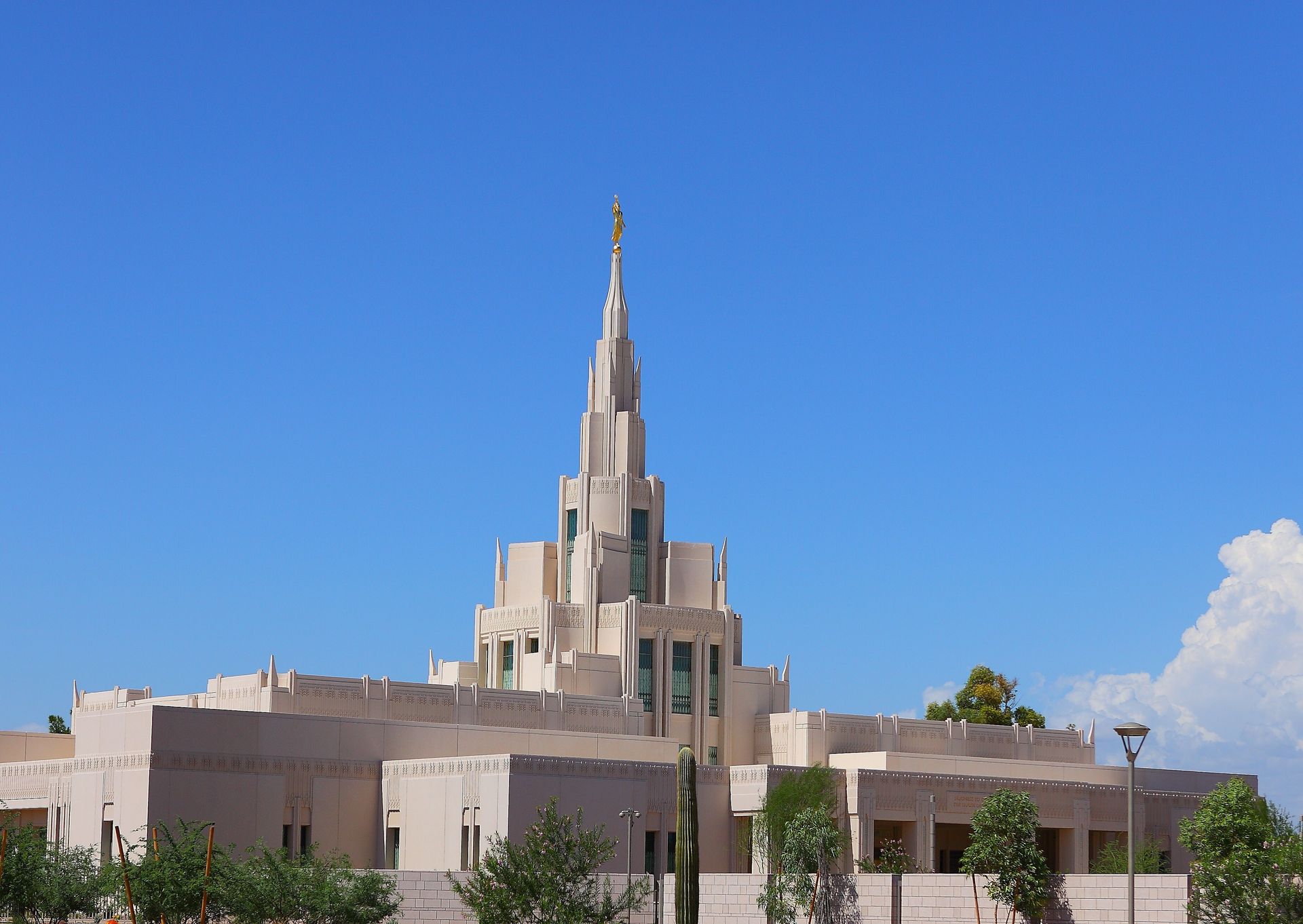 A view of the Phoenix Arizona Temple during the day.