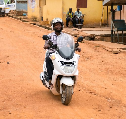 un hombre en motocicleta