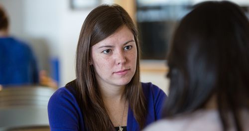 BYU Photo Walk, zwei Frauen unterhalten sich