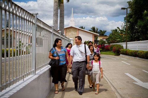 uma família a caminhar