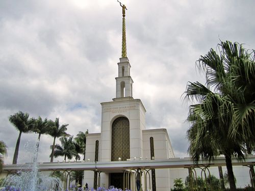 The entrance to the São Paulo Brazil Temple, with a view of the spire and palm trees on the grounds.