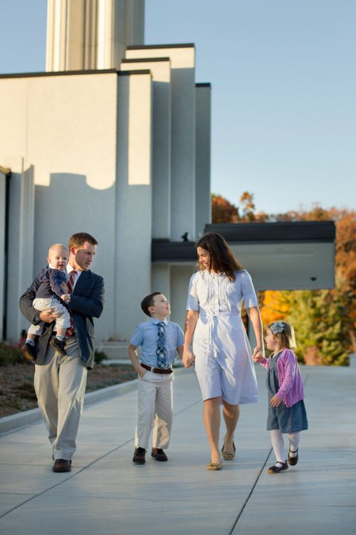 Family walking around the Atlanta Georgia Temple