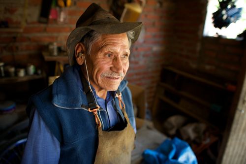 Älterer Herr mit Hut in Bolivien