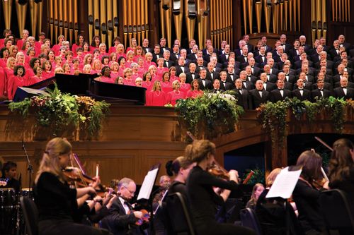 The Mormon Tabernacle Choir singing and the orchestra playing at the Pioneer Day Commemoration Concert in July 2008.