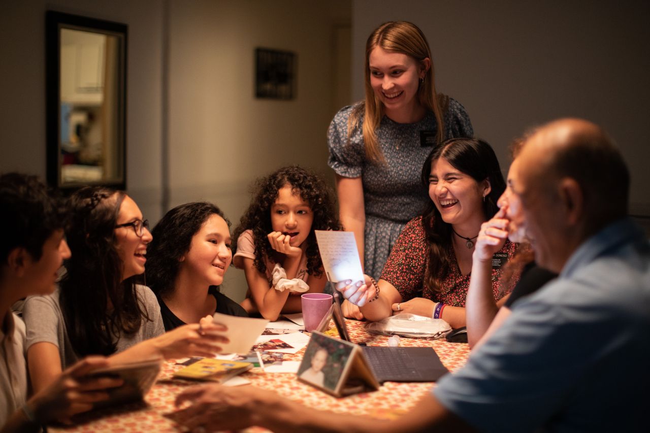 Missionærer underviser en familie i deres hjem