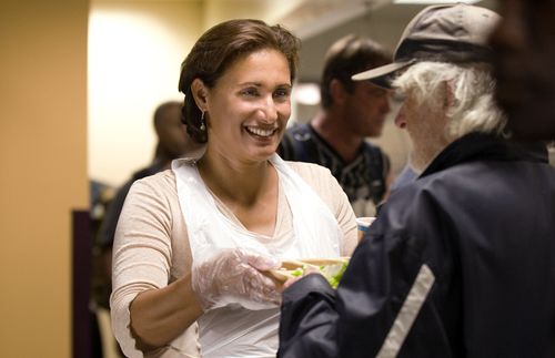 mujer sirviendo comida