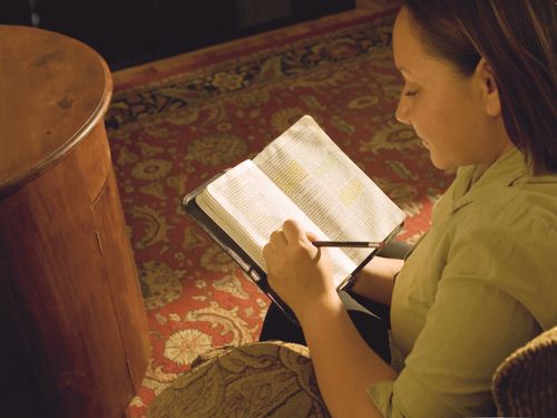 jeune fille en train de lire les Écritures