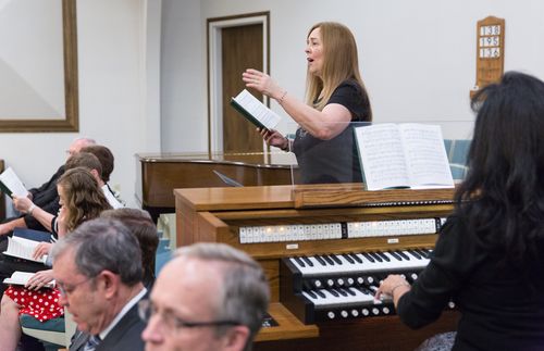 Kirchenlieder singen und den Text in sich aufnehmen