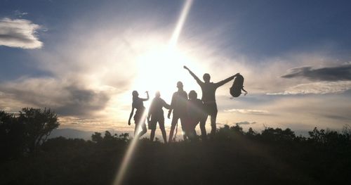 Activité d’échange, les jeunes filles de notre paroisse ont travaillé ensemble pour atteindre le sommet d’une montagne surplombant la vallée de l’Utah (États-Unis).