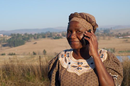 mujer que habla por teléfono