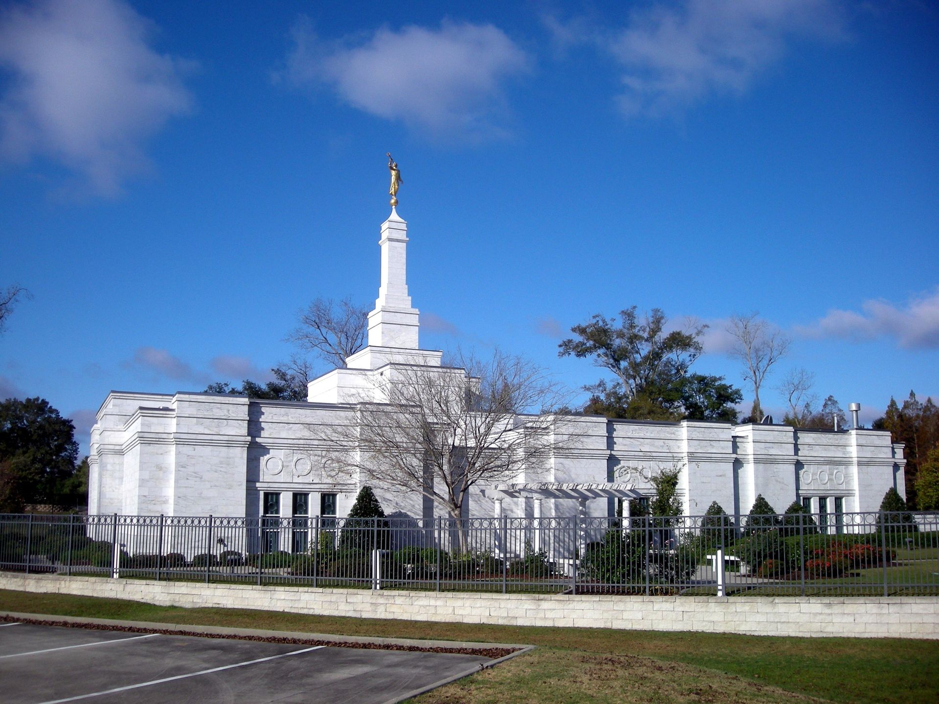 A side view of the Baton Rouge Louisiana Temple and grounds.