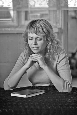 Young woman praying