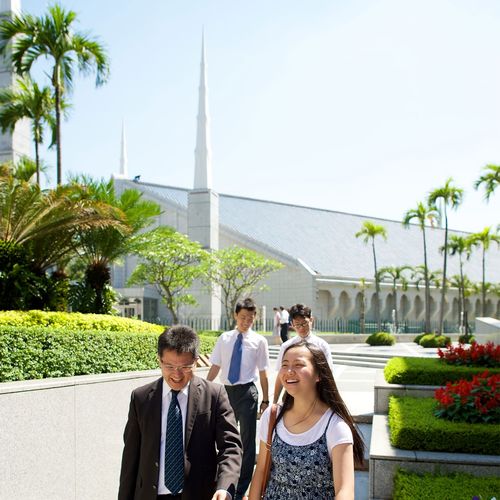 famille marchant devant le temple de Taipei à Taiwan