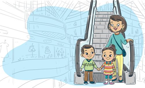 Mutter, Bruder und Schwester auf einer Rolltreppe im Einkaufszentrum