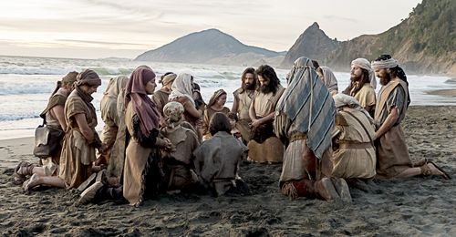 Lehi’s family praying on beach