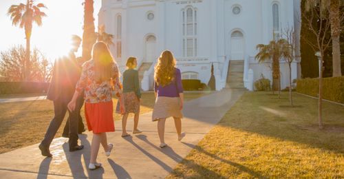 Un groupe de jeunes marchant vers le temple de Saint-George (Utah, États-Unis).