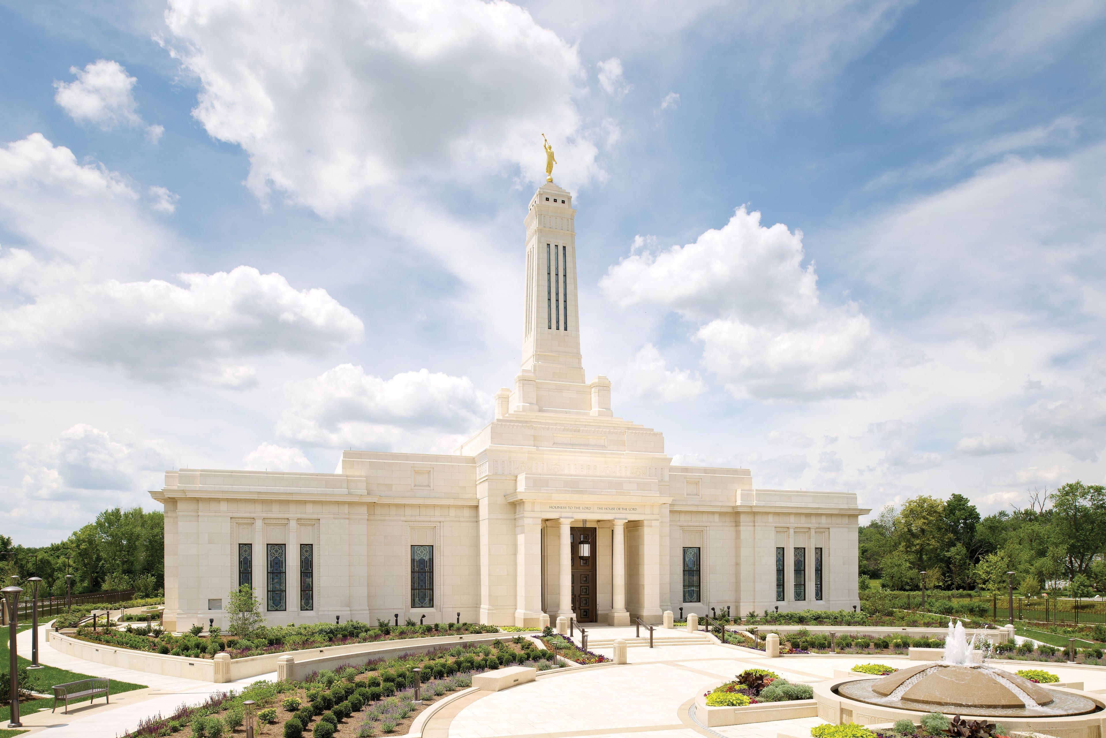 A landscape view of the Indianapolis Indiana Temple in the daytime.