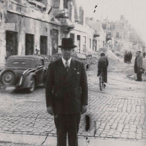 El élder Ezra Taft Benson en Varsovia, Polonia