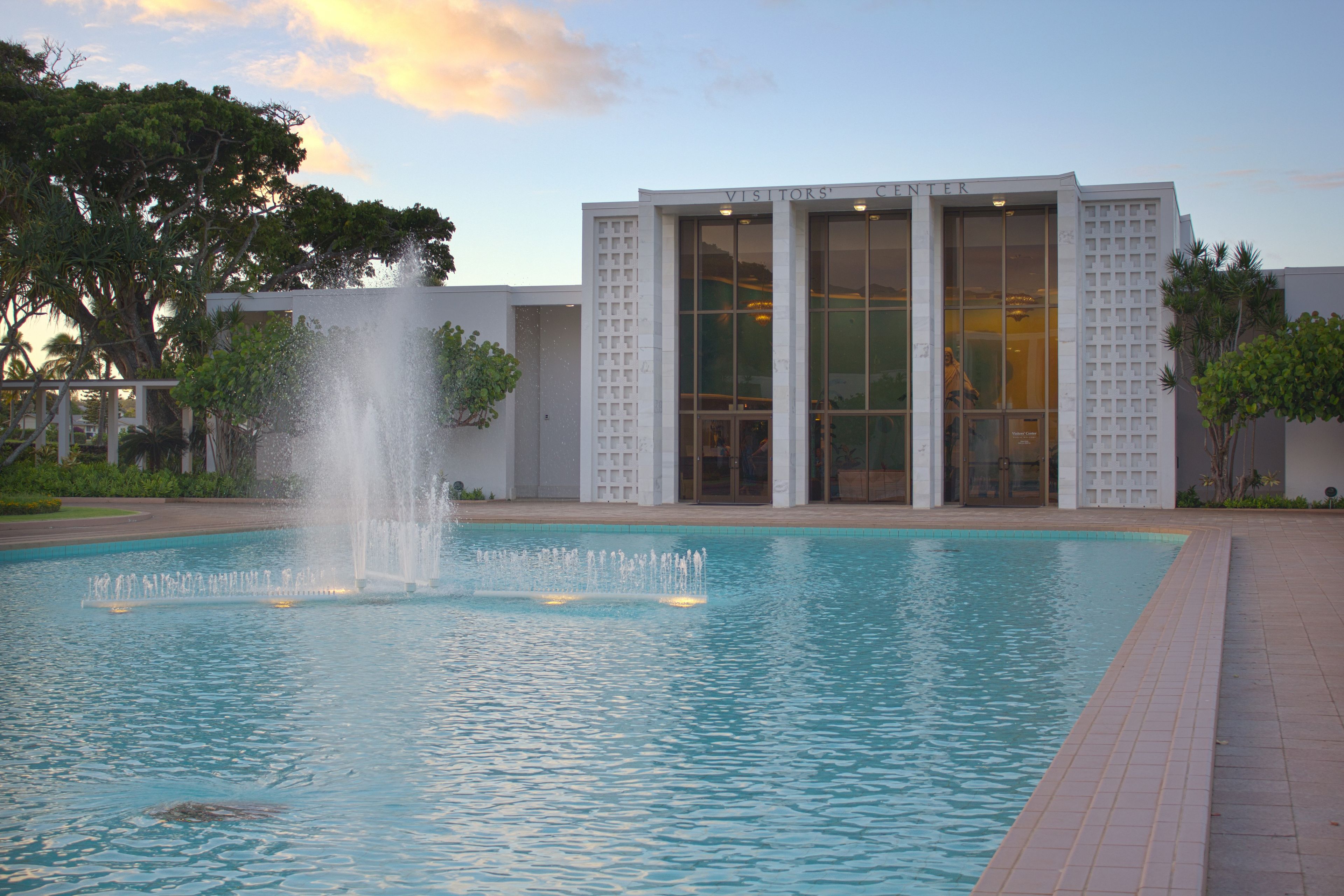 The Laie Hawaii Temple Visitors’ Center, with the fountain in front.