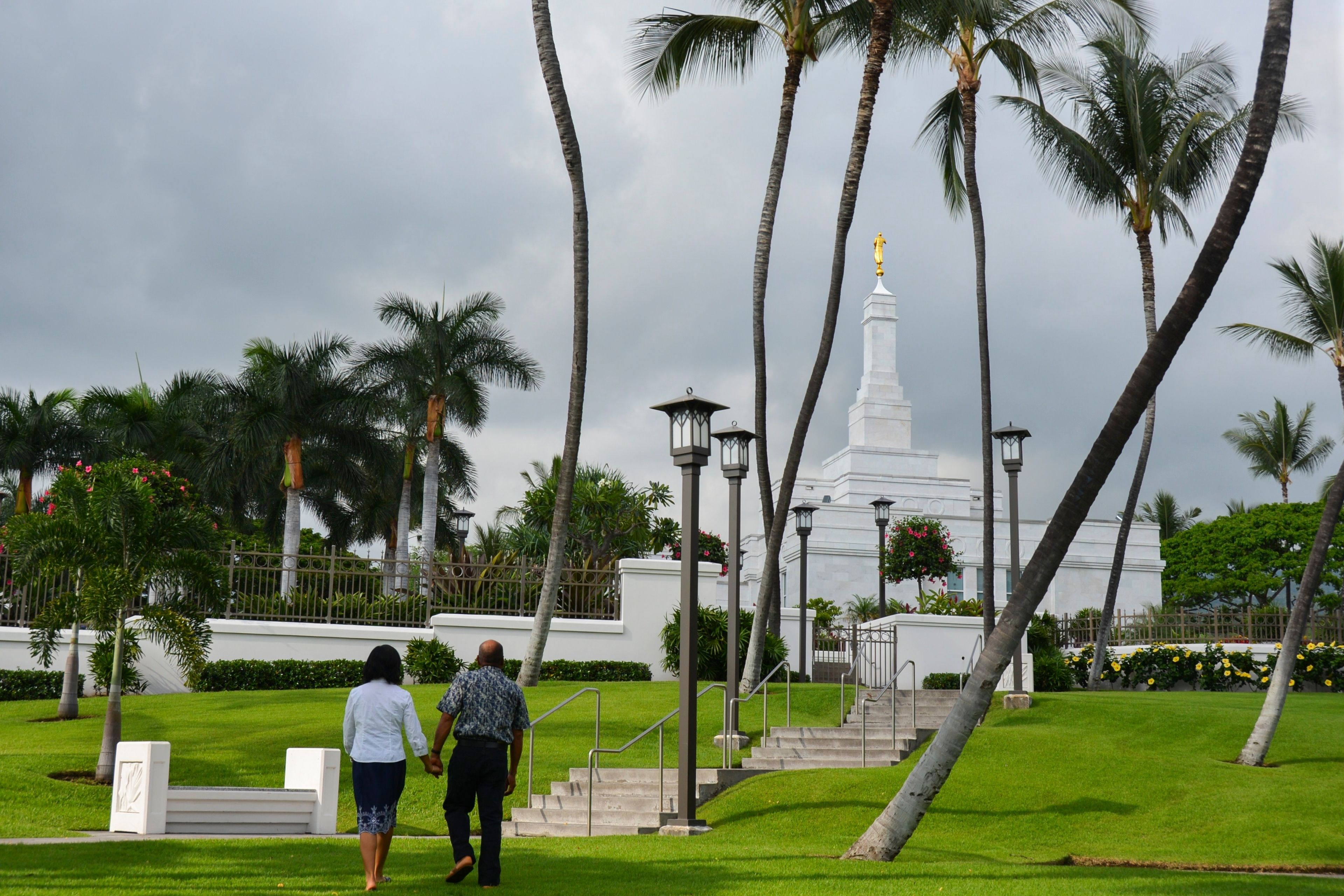 A couple walking on the grounds of the Kona Hawaii Temple.