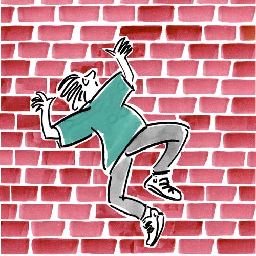 un niño en un muro de ladrillos