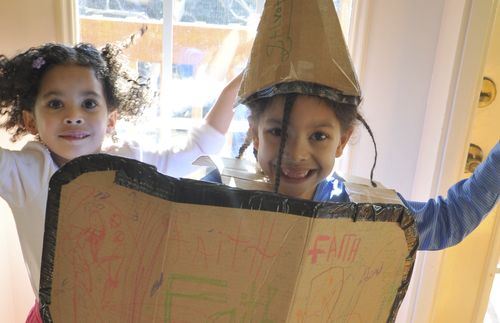 孩子穿戴道具表演