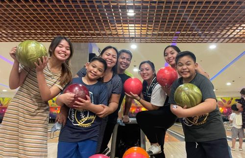 famiglia riunita per il bowling