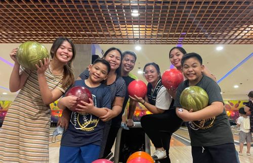 familie samlet for å spille bowling