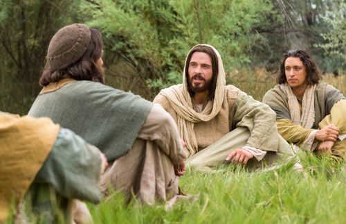 Christus sitzt mit seinen Jüngern im Gras