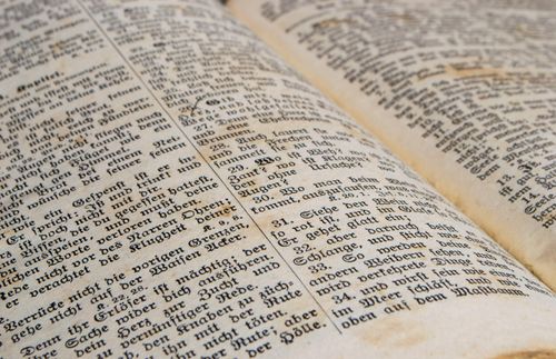 翻开的歌德印刷体的老旧圣经