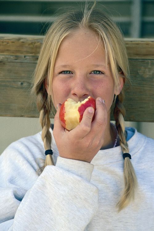 girl eating apple