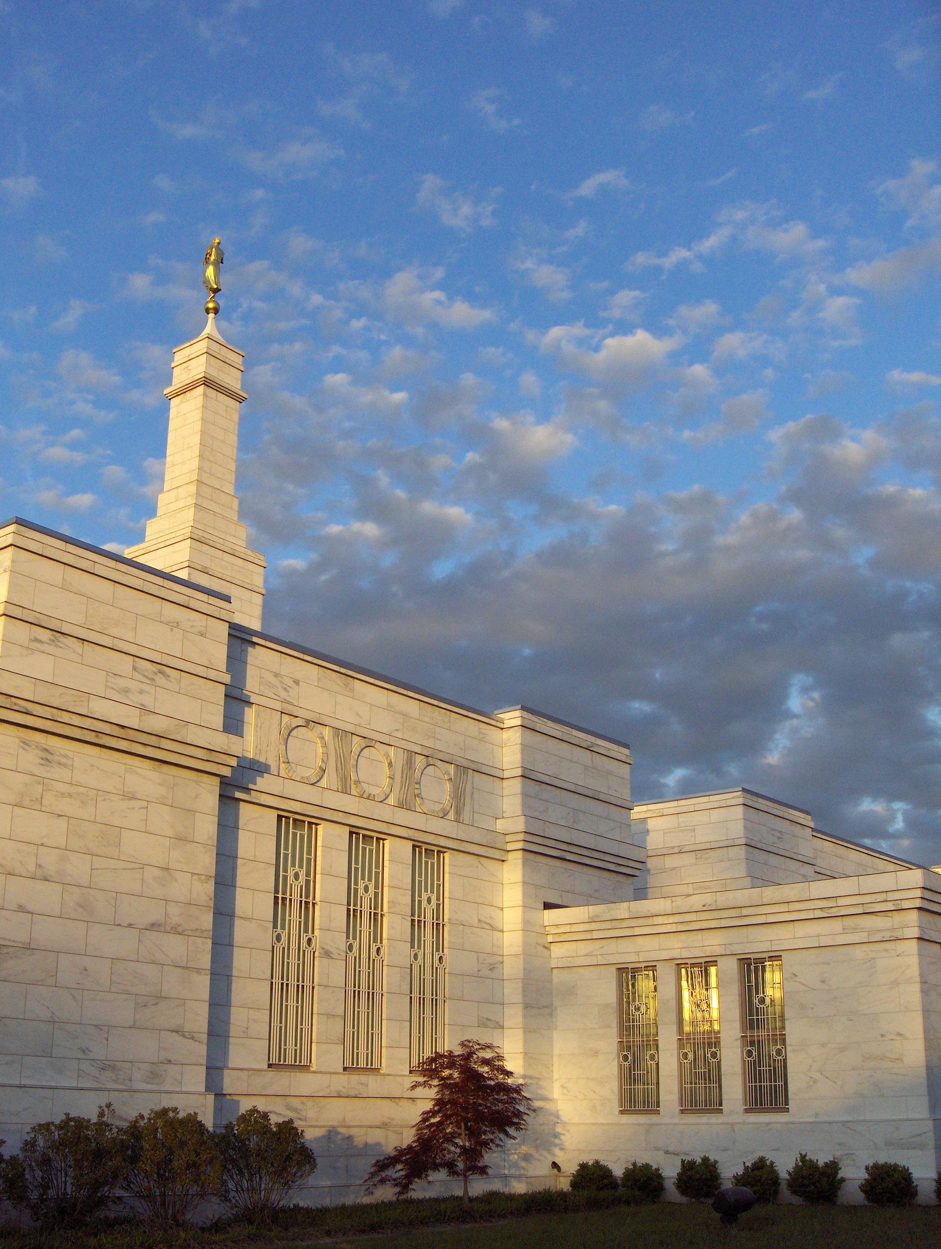 A view of the Columbus Ohio Temple in the evening.