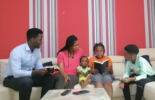 família junta a ler as Escrituras