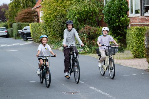 brāļi un māsas brauc ar velosipēdiem