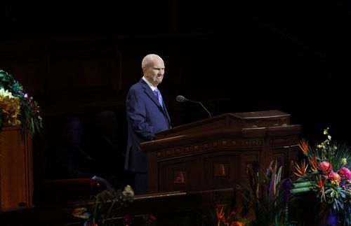 Il presidente Russell M. Nelson parla durante una riunione mondiale per i Giovani Adulti che si tiene il 15 maggio 2022.