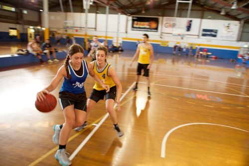 jovencitas jugando al baloncesto