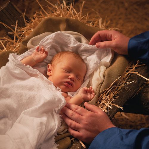 Jésus-Christ bébé couché dans une crèche