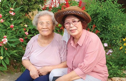 deux femmes coréennes assises côte à côte