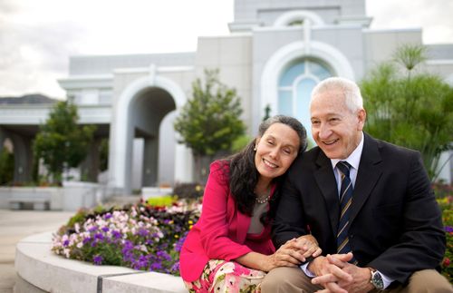 esposa y esposo sentados juntos