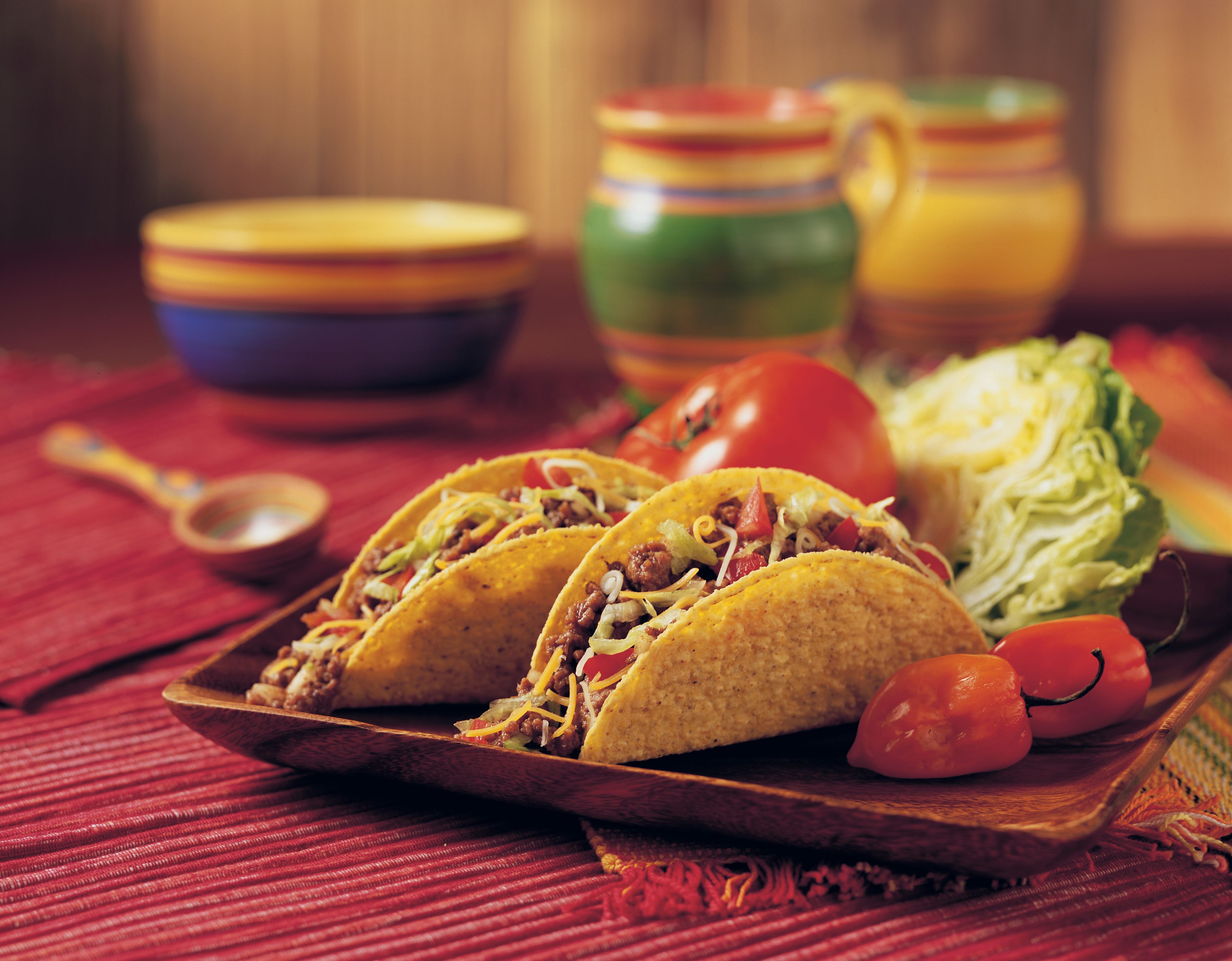 A tray with crunchy tacos.