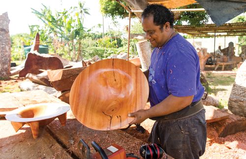 Feinga Fanguna zeigt eine fertige Holzschale